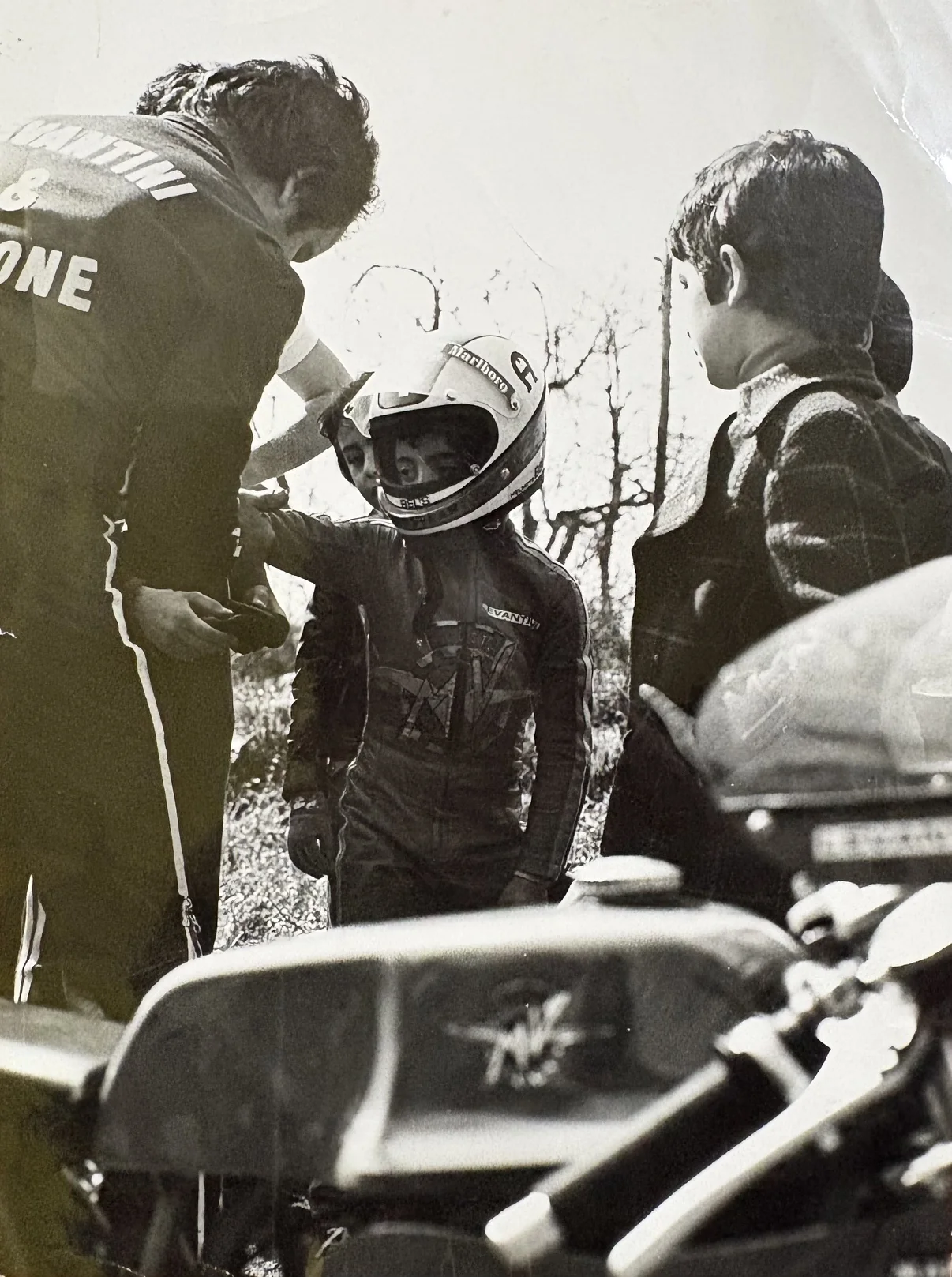 Un pilota e il suo team in uno scatto storico di paddock