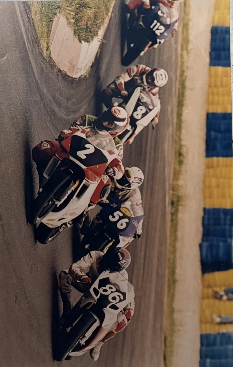 Moto e piloti in una fotografia dell’archivio racing