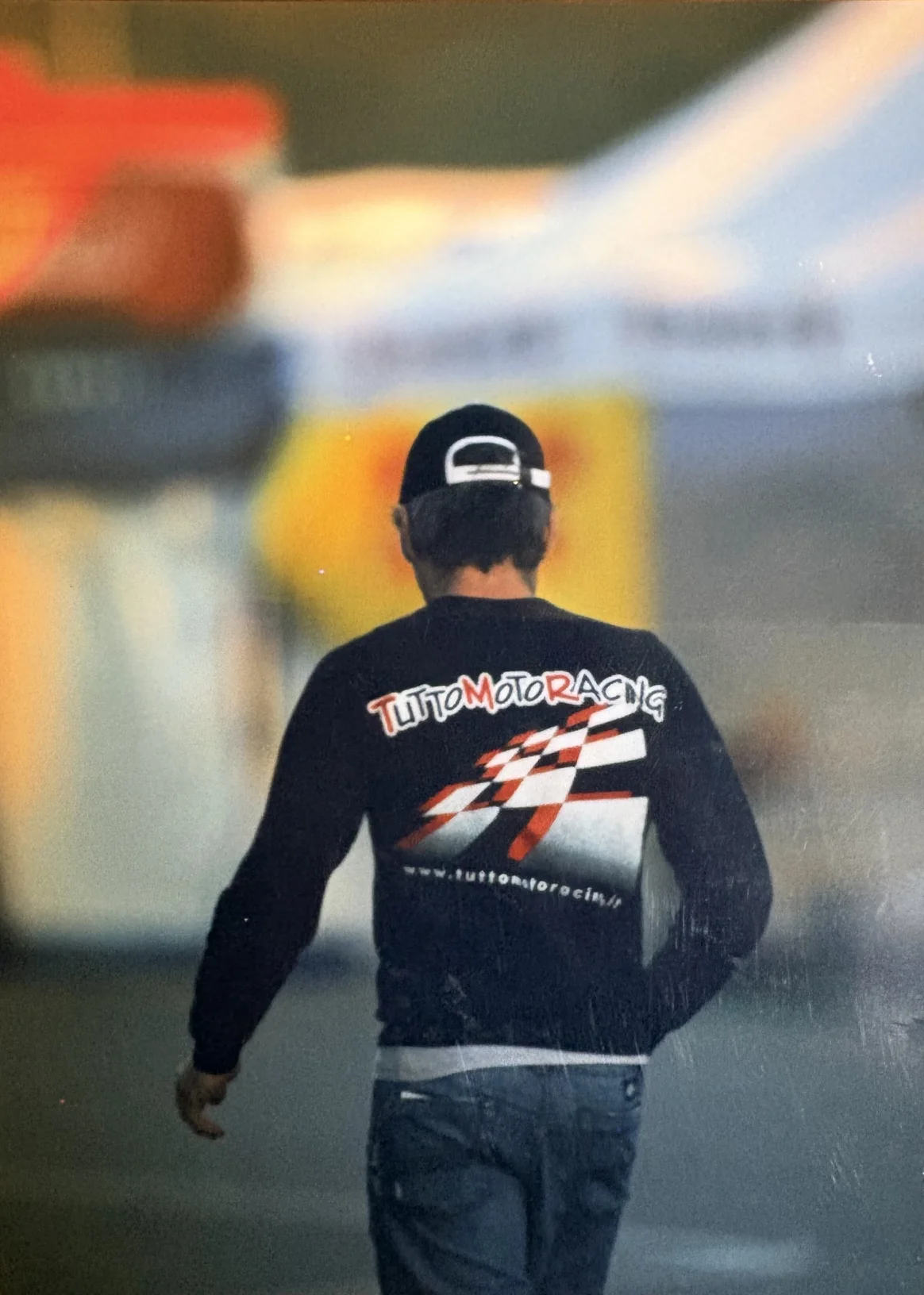 Un componente del team fotografato di spalle nel paddock