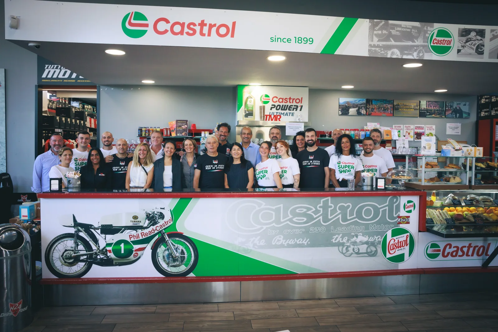 Il team al banco Castrol Super Shop del TMR Village