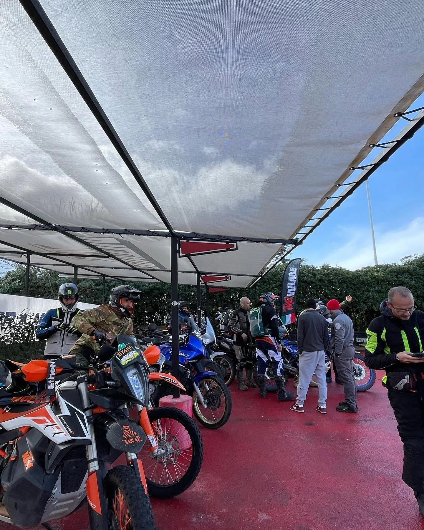 Motociclisti nell’area esterna coperta del TMR Village