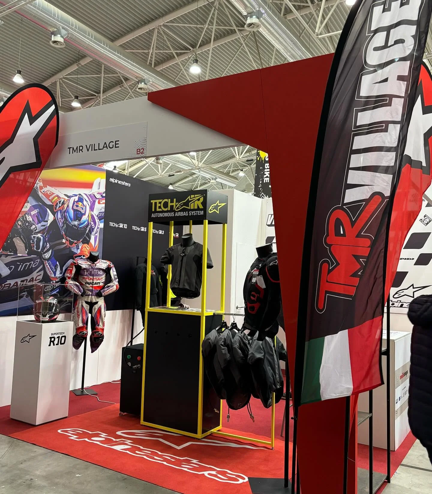 Esposizione di prodotti e abbigliamento moto al TMR Village