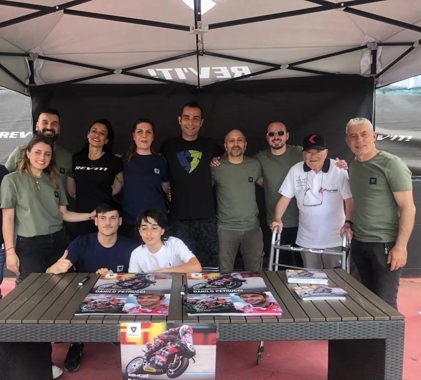 Persone riunite nell’area esterna del TMR Village