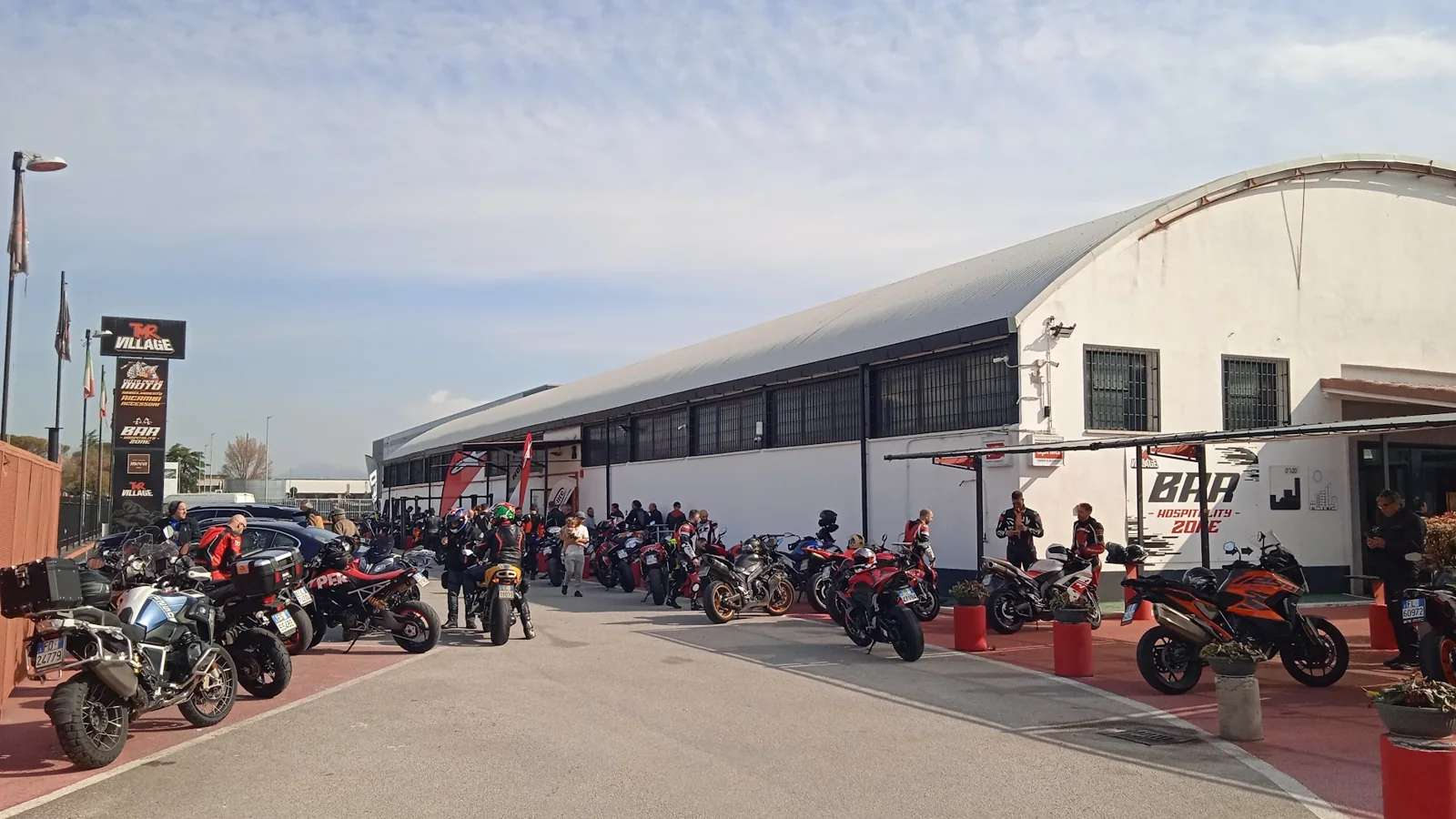 Moto e appassionati davanti alla sede TMR Village